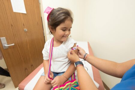 Kinderen vaccineren tegen corona – in het belang van het kind?